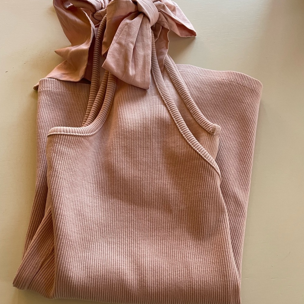 Pink Ribbed Top - Tag ripped out ? Says size S but I think M too. Cute bows 🩷 - Picture 3 of 6